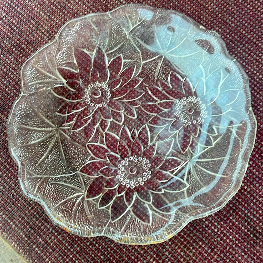 Glass dish with flowers